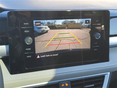 Certified 2025 Volkswagen Taos SE w/ Panoramic Sunroof Package image 28