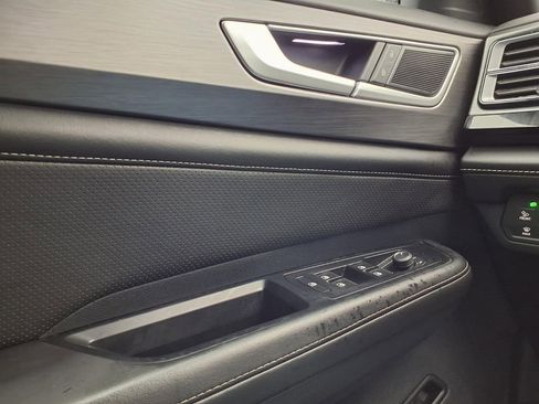 Used 2025 Volkswagen Atlas Cross Sport SE image 13