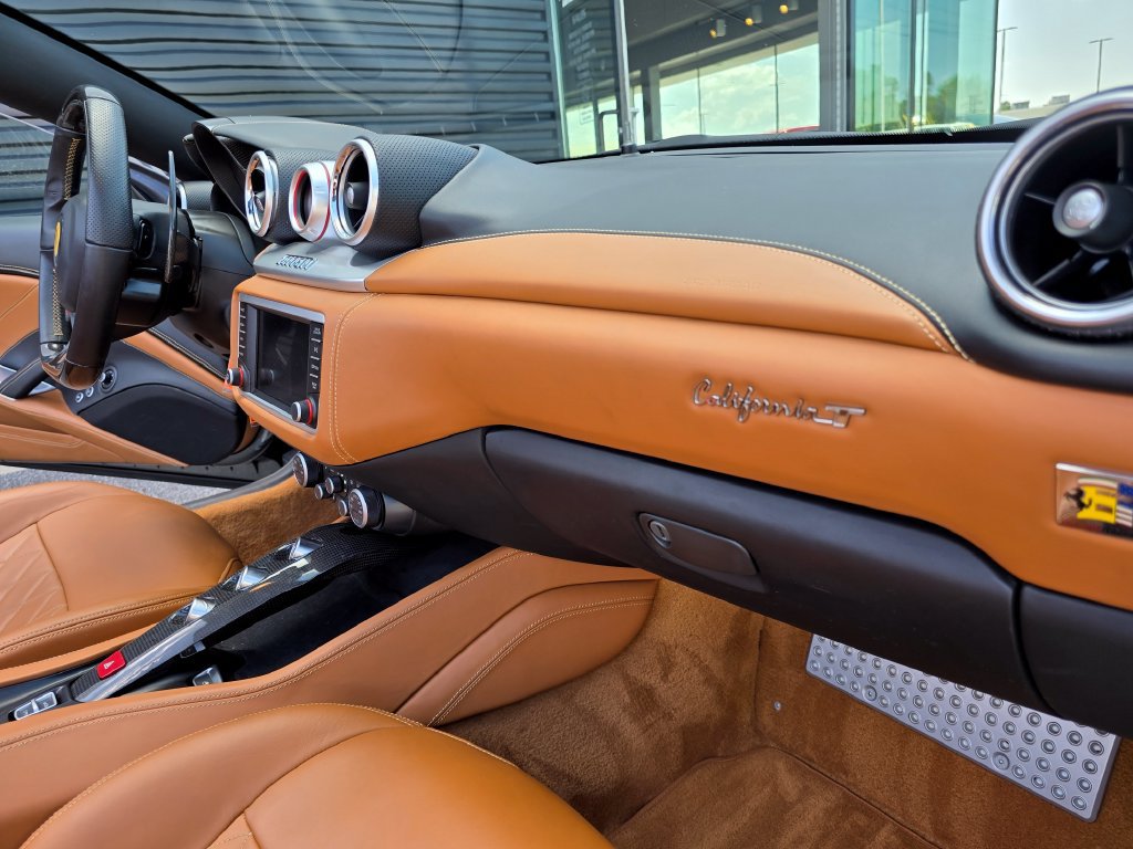 Used 2015 Ferrari California T RWD image 41