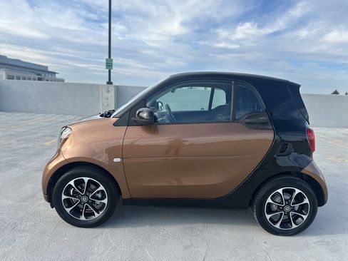 Used 2016 smart fortwo passion image 2