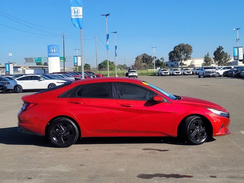 Used 2021 Hyundai Elantra SEL FWD image 3