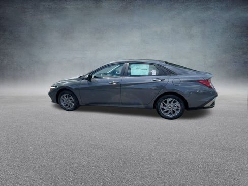 Used 2025 Hyundai Elantra Blue image 15