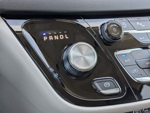 Used 2024 Chrysler Pacifica Touring-L FWD image 27