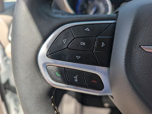 Used 2024 Chrysler Pacifica Touring-L FWD image 24