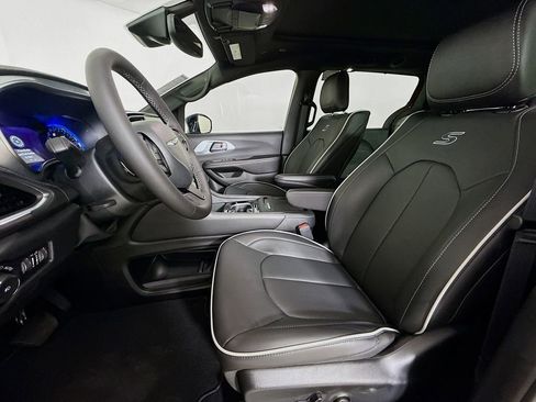 New 2026 Chrysler Pacifica Limited image 22