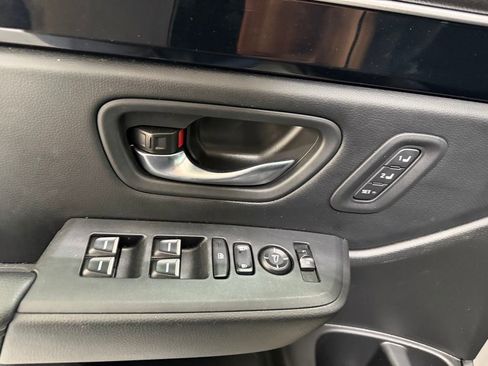 Used 2025 Honda Pilot EX-L image 11