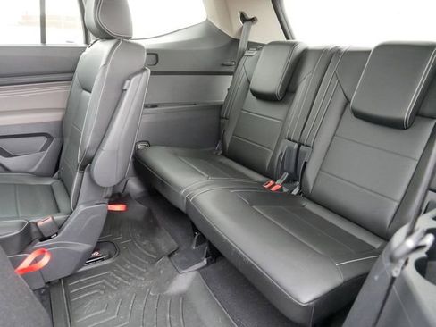 Certified 2023 Volkswagen Atlas SE w/ Black Wheel Package image 18