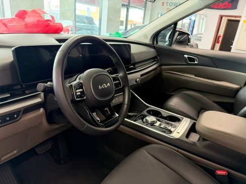 Used 2025 Kia Carnival EX FWD image 23