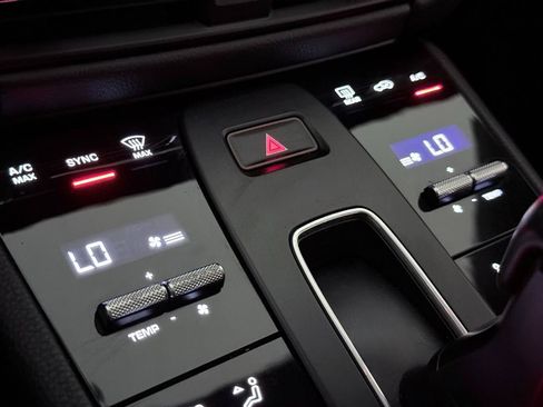 Used 2023 Porsche Macan AWD/4WD image 38