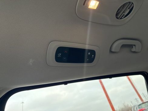 Used 2020 Chrysler Voyager Lxi image 23