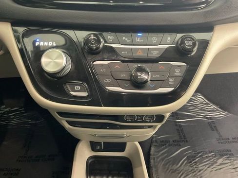 Used 2022 Chrysler Pacifica Touring-L w/ Uconnect Theater Family Group FWD image 17
