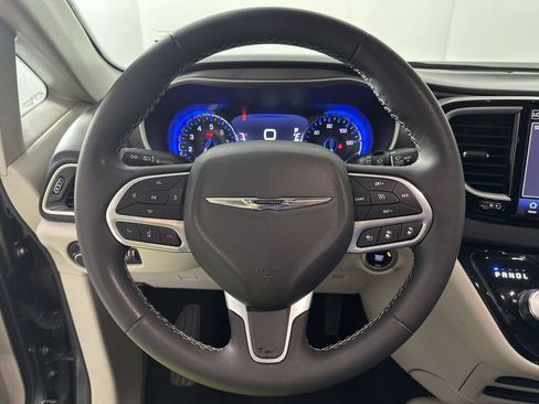 Used 2023 Chrysler Pacifica Touring-L FWD image 14
