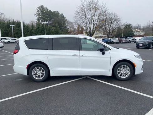 New 2026 Chrysler Pacifica Select image 9