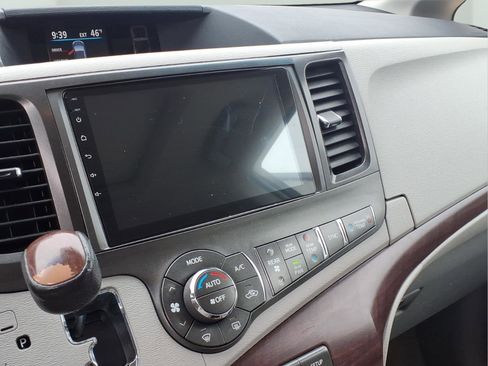 Used 2013 Toyota Sienna XLE FWD image 11