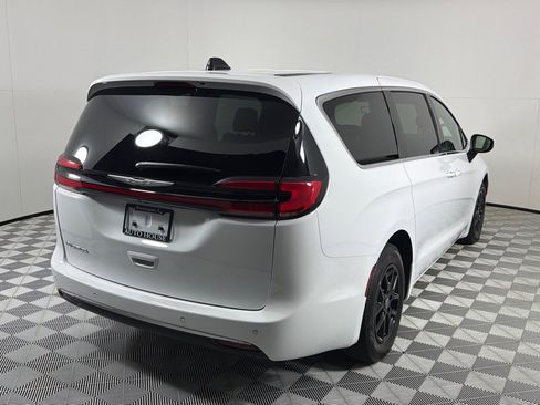 Used 2023 Chrysler Pacifica Touring FWD image 5