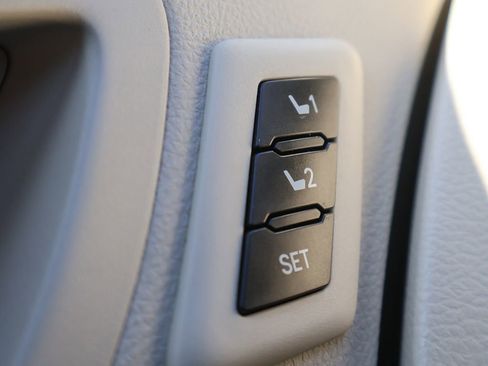 Used 2023 Toyota Sienna Limited FWD image 41