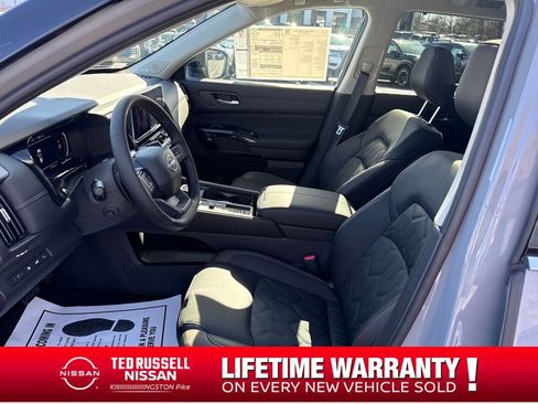 New 2026 Nissan Pathfinder Platinum image 9