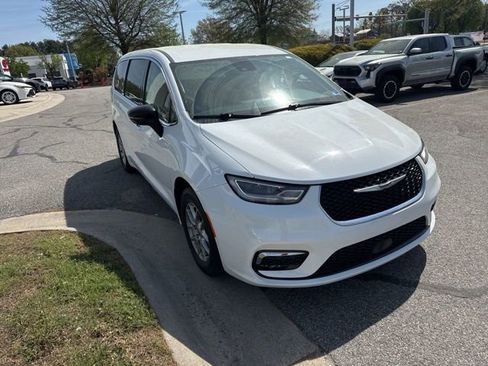 Used 2024 Chrysler Pacifica Touring-L FWD image 5