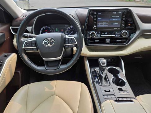 Used 2022 Toyota Highlander XLE AWD/4WD image 19