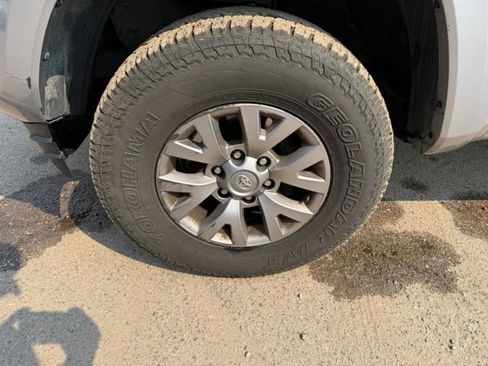 Used 2018 Toyota Tacoma SR5 AWD/4WD image 11