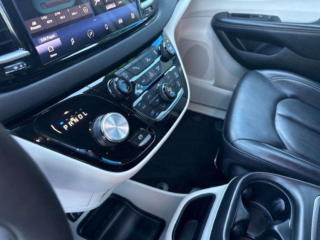 Used 2023 Chrysler Pacifica Touring-L FWD image 27