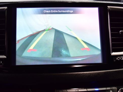 Used 2023 Chrysler Pacifica Touring-L image 27