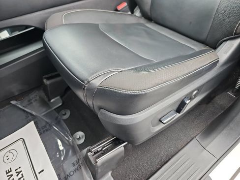 Used 2023 Nissan Pathfinder SL w/ SL Premium Package FWD image 28