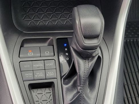 Used 2019 Toyota RAV4 LE image 24