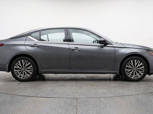 Used 2025 Nissan Altima 2.5 SV FWD image 11