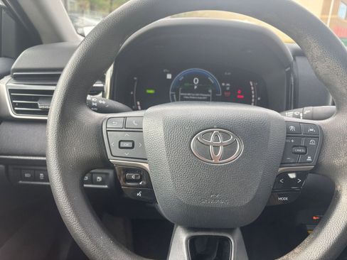 Used 2025 Toyota Camry LE image 32