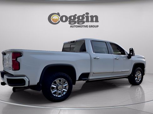 Used 2024 Chevrolet Silverado 2500 High Country w/ High Country Premium Package AWD/4WD image 5