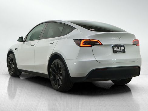 Used 2024 Tesla Model Y Long Range image 3