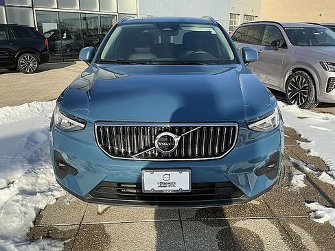 Used 2025 Volvo XC40 B5 Plus image 12