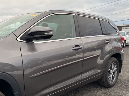 Used 2018 Toyota Highlander XLE image 3
