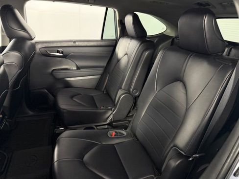 Used 2023 Toyota Highlander XLE image 16