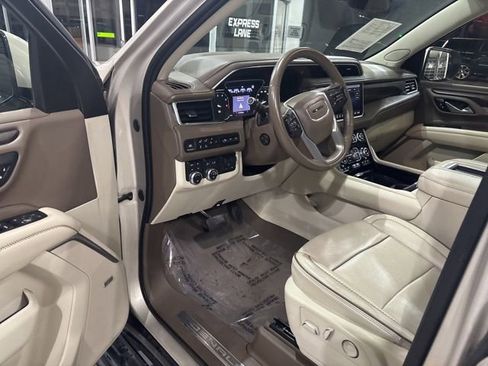 Used 2021 GMC Yukon XL Denali w/ Denali Premium Package image 12