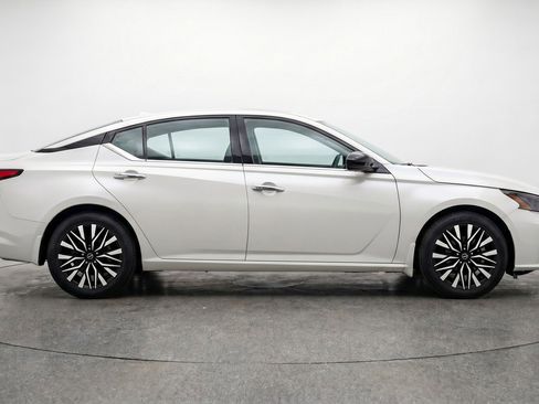 Used 2025 Nissan Altima 2.5 SV FWD image 11