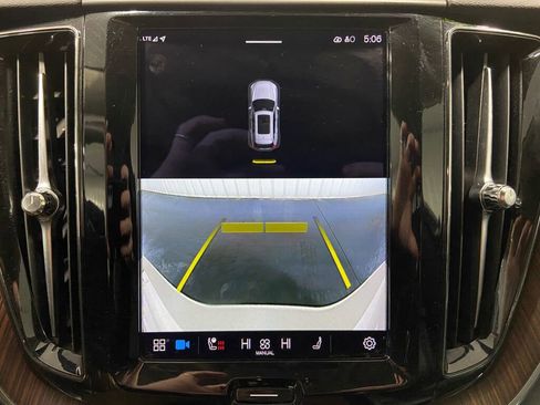 Used 2023 Volvo XC60 B5 Plus image 15