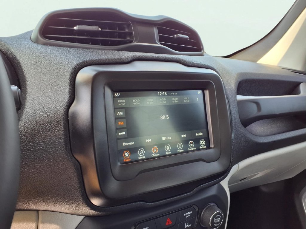 Used 2021 Jeep Renegade Latitude FWD image 10
