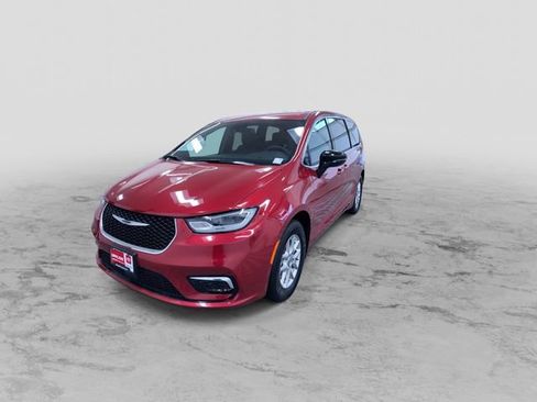 Used 2025 Chrysler Pacifica Select image 6