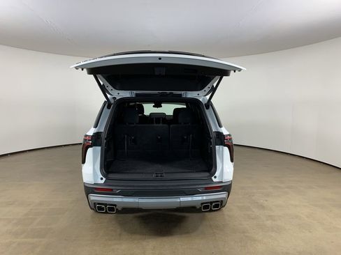 Used 2025 Chevrolet Traverse LT image 12