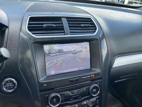 Used 2017 Ford Explorer XLT w/ Equipment Group 202A AWD/4WD image 12