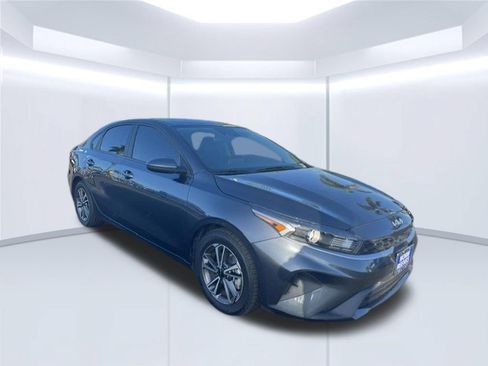 Used 2022 Kia Forte LXS FWD image 3