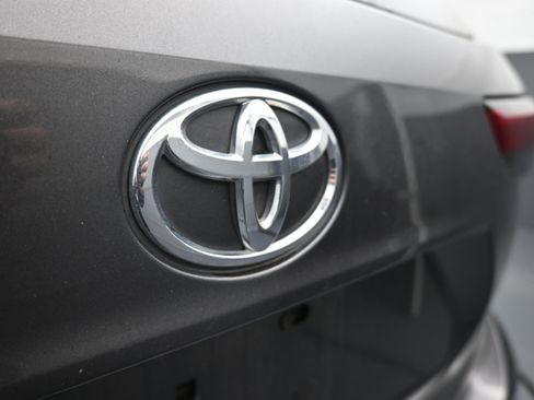 Used 2021 Toyota Highlander L image 12