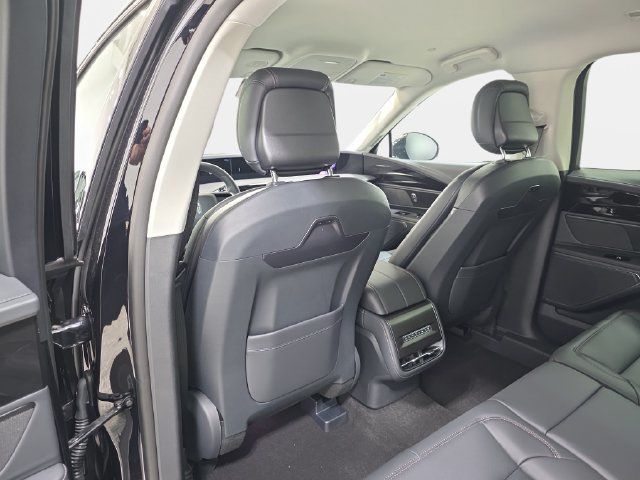 New 2026 Lincoln Nautilus Premier w/ Jet Appearance Package AWD/4WD image 10