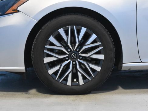 Used 2024 Nissan Altima 2.5 SV FWD image 25