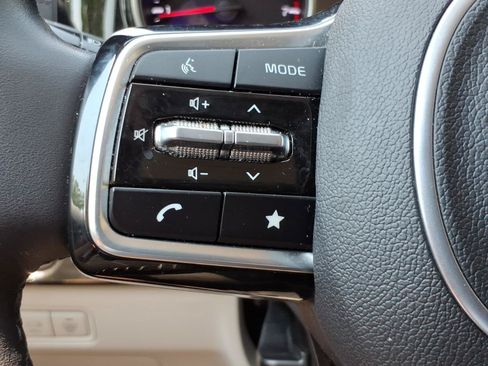 Used 2024 Kia Carnival EX FWD image 14