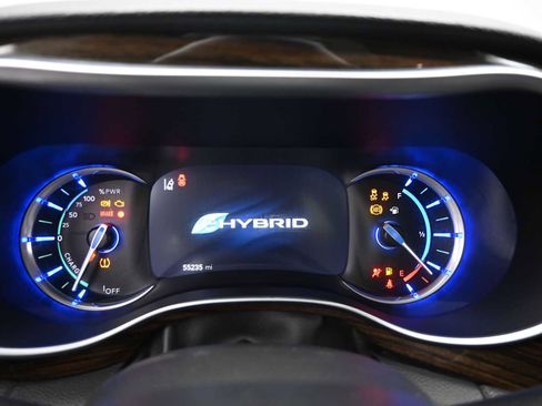 Used 2021 Chrysler Pacifica Limited w/ Uconnect Theater Family Group image 16