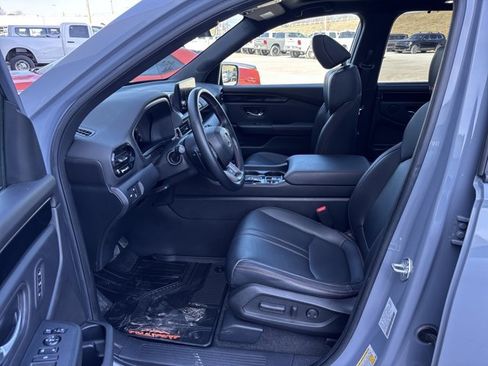 Used 2023 Honda Pilot TrailSport image 16