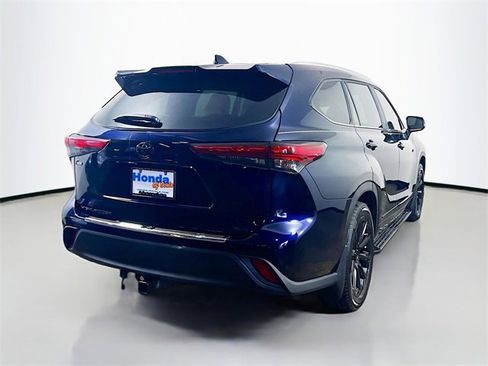 Used 2023 Toyota Highlander XLE image 9